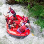 Gommone rosso con acque chiare del fiume sullo sfondo