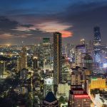 Vista panoramica notturna dello skyline di Bangkok con grattacieli illuminati e crepuscolo su Sathorn