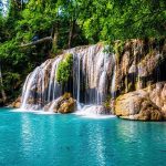 Cascata Erawan in Thailandia con acqua turchese e foresta lussureggiante