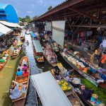 Mercato galleggiante di Damnoen Saduak in Thailandia con barche piene di merci e turisti