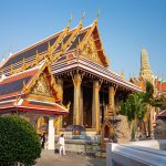 Splendida architettura thailandese del Gran Palazzo Reale a Bangkok con tetti colorati e guglie dorate