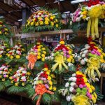 Composizioni floreali colorate al Mercato dei Fiori di Bangkok