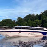 Foto del motoscafo bianco sull'acqua da Phuket per Koh Lipe