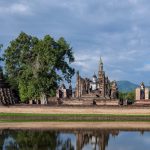 Riflesso del tempio Wat Mahathat e dei chedi storici nel Parco Storico di Sukhothai Thailandia
