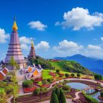 Pagode gemelle Naphamethinidon e Naphaphon Phumisiri circondate da giardini fioriti nel Parco Nazionale di Doi Inthanon a Chiang Mai Thailandia