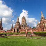 Wat Chaiwatthanaram ad Ayutthaya con rovine di templi storici e prang sotto un cielo nuvoloso