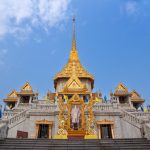 Wat Traimit a Bangkok con la sua magnifica architettura dorata e le scale in marmo