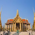 Grand Palace di Bangkok con stupa dorati e architettura tradizionale thailandese