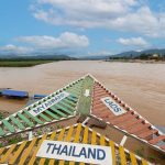 Punto di osservazione del Triangolo d'Oro sul fiume Mekong con cartelli che indicano Thailandia Laos e Myanmar