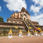 Il grande stupa in mattoni del tempio Wat Chedi Luang a Chiang Mai Thailandia con piccoli stupa dorati in primo piano