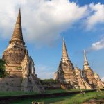 Wat Phra Si Sanphet ad Ayutthaya con i tre grandi stupa storici sotto un cielo azzurro